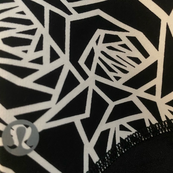 Lululemon Women's Crop Legging Size 2 Black & White - Picture 7 of 9